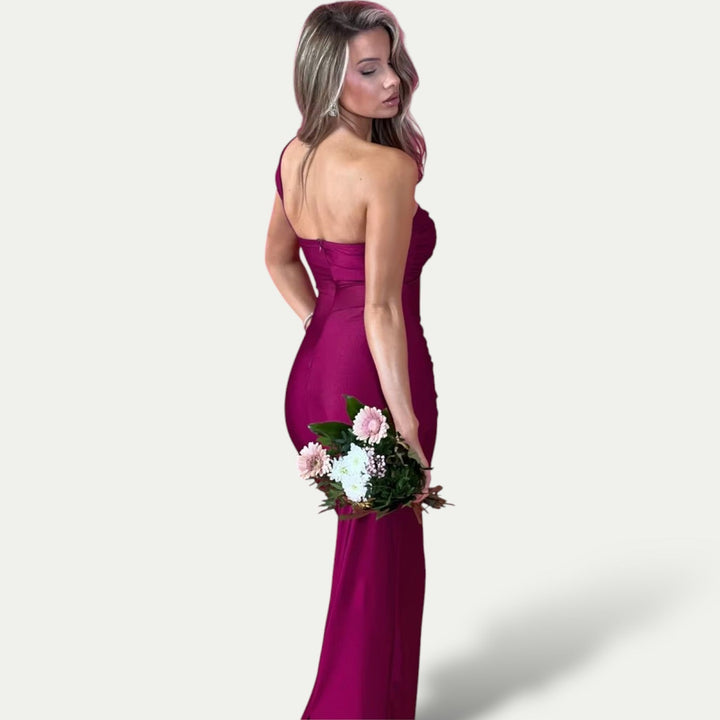 One-Shoulder Maxi Dress with Ruched Detailing and Fitted Silhouette