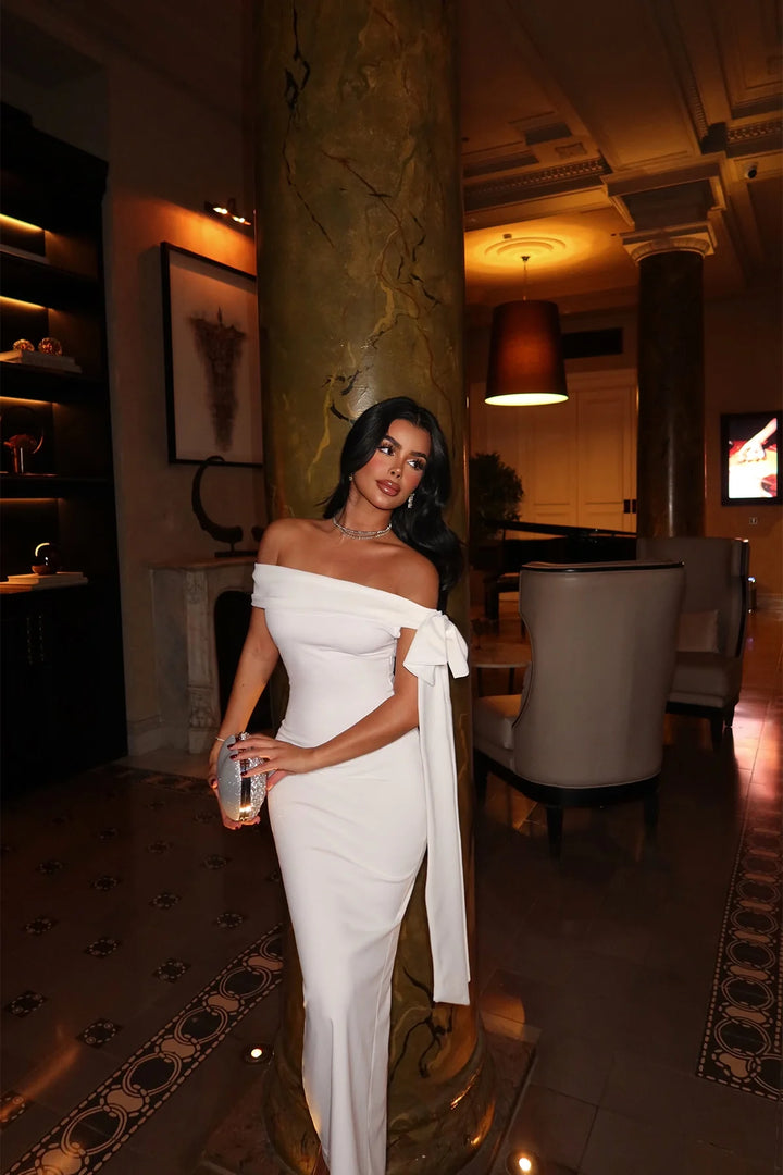 Off-the-Shoulder Maxi Dress with Bow Detail and Fitted Silhouette