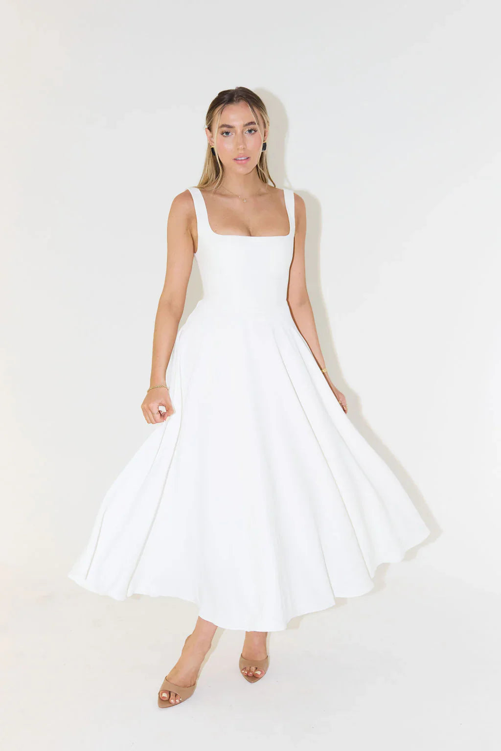 Sleeveless Midi Dress with Square Neckline and Flared Skirt
