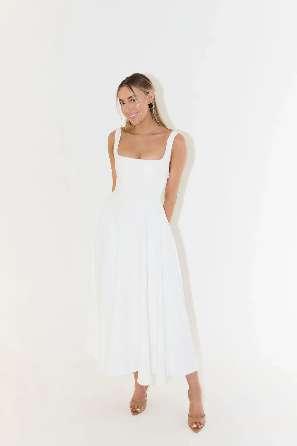 Sleeveless Midi Dress with Square Neckline and Flared Skirt