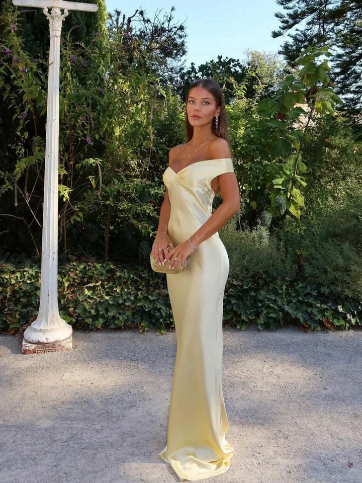 Off-Shoulder Neck Maxi Dress with Fitted Silhouette